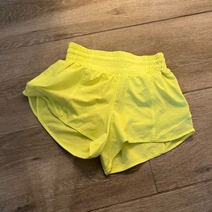 Lululemon high rise hotty hot shorts
2.5” size 2